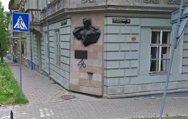 Во Львове вандалы уничтожили мемориальную доску известному писателю