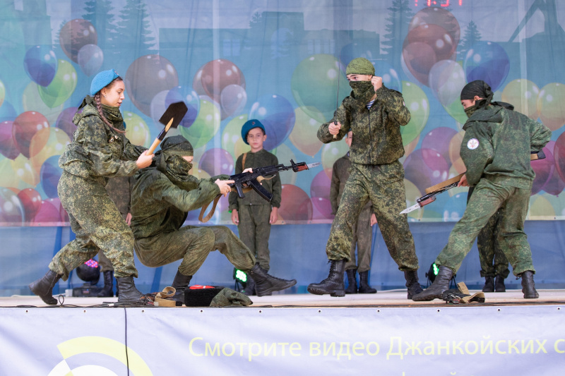 Шашки, штыки, пистолеты: выступление детей в Джанкое ужаснуло сеть (фото)