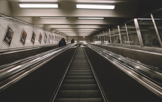 Киевский метрополитен пожаловался на длинные юбки