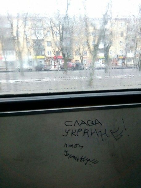 &quot;Люби Украину&quot;: В маршрутках Донецка оставляют патриотические надписи