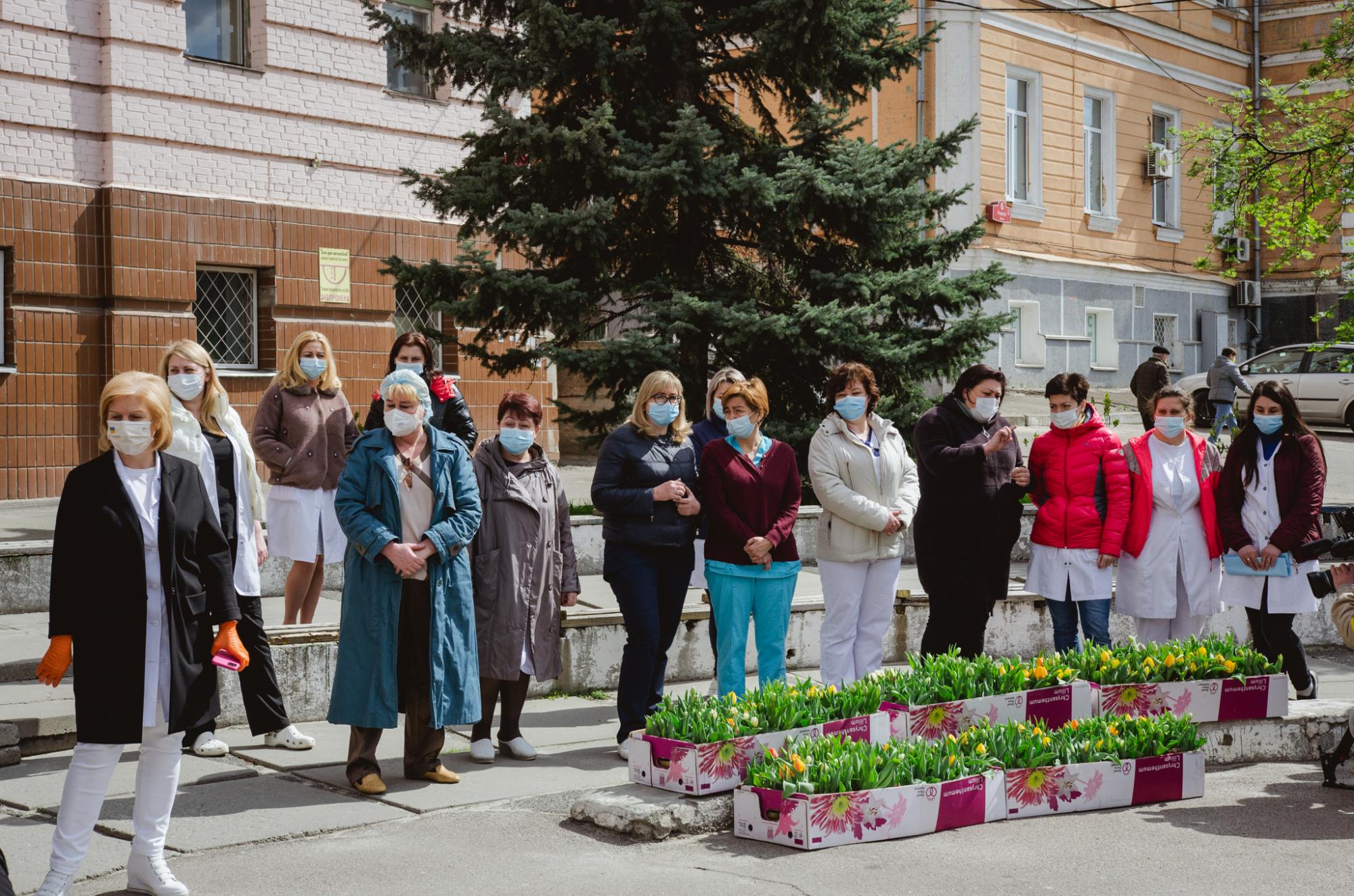 Посол Нидерландов задарил тюльпанами киевских врачей: трогательные фото