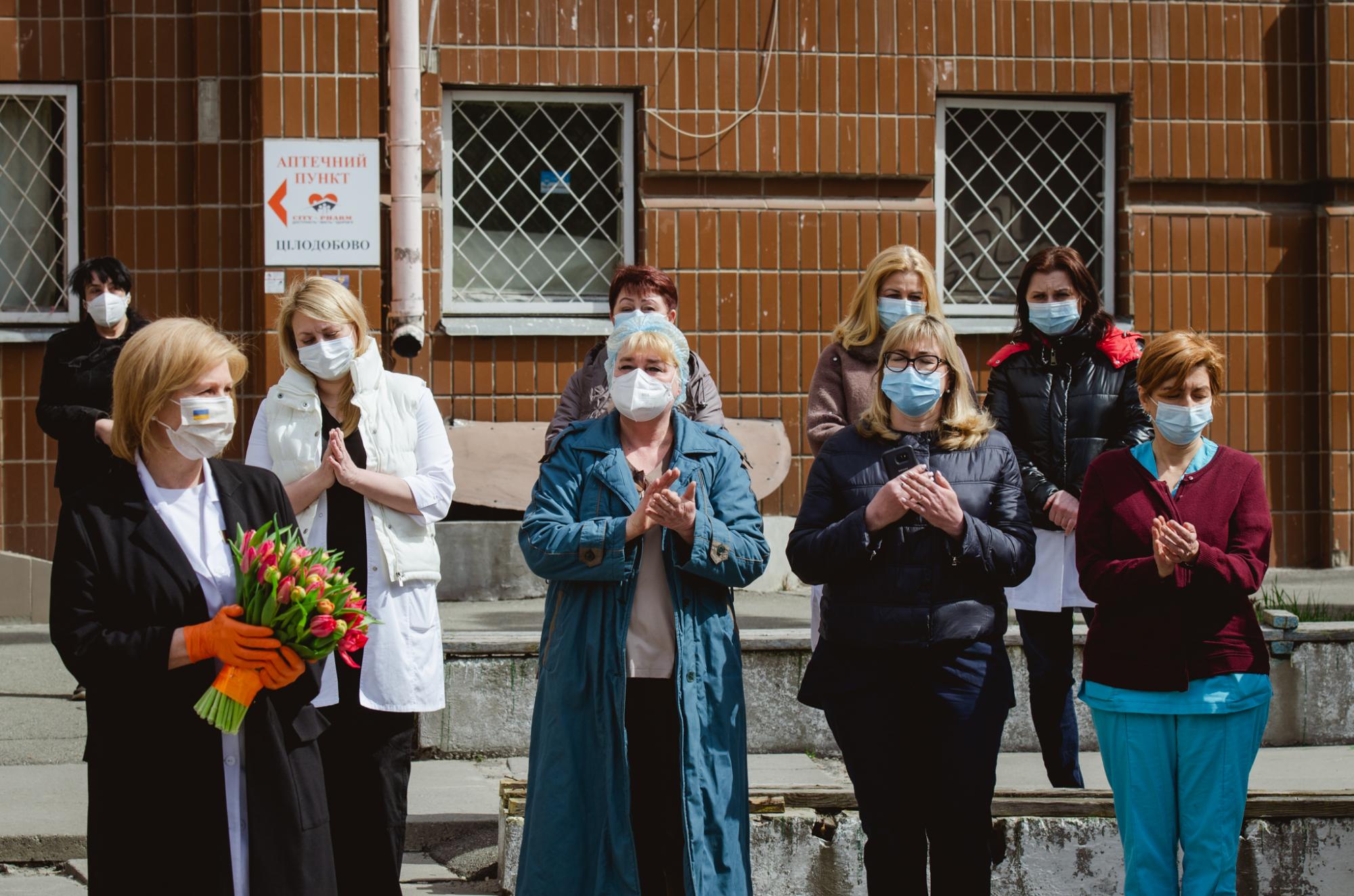 Посол Нидерландов задарил тюльпанами киевских врачей: трогательные фото