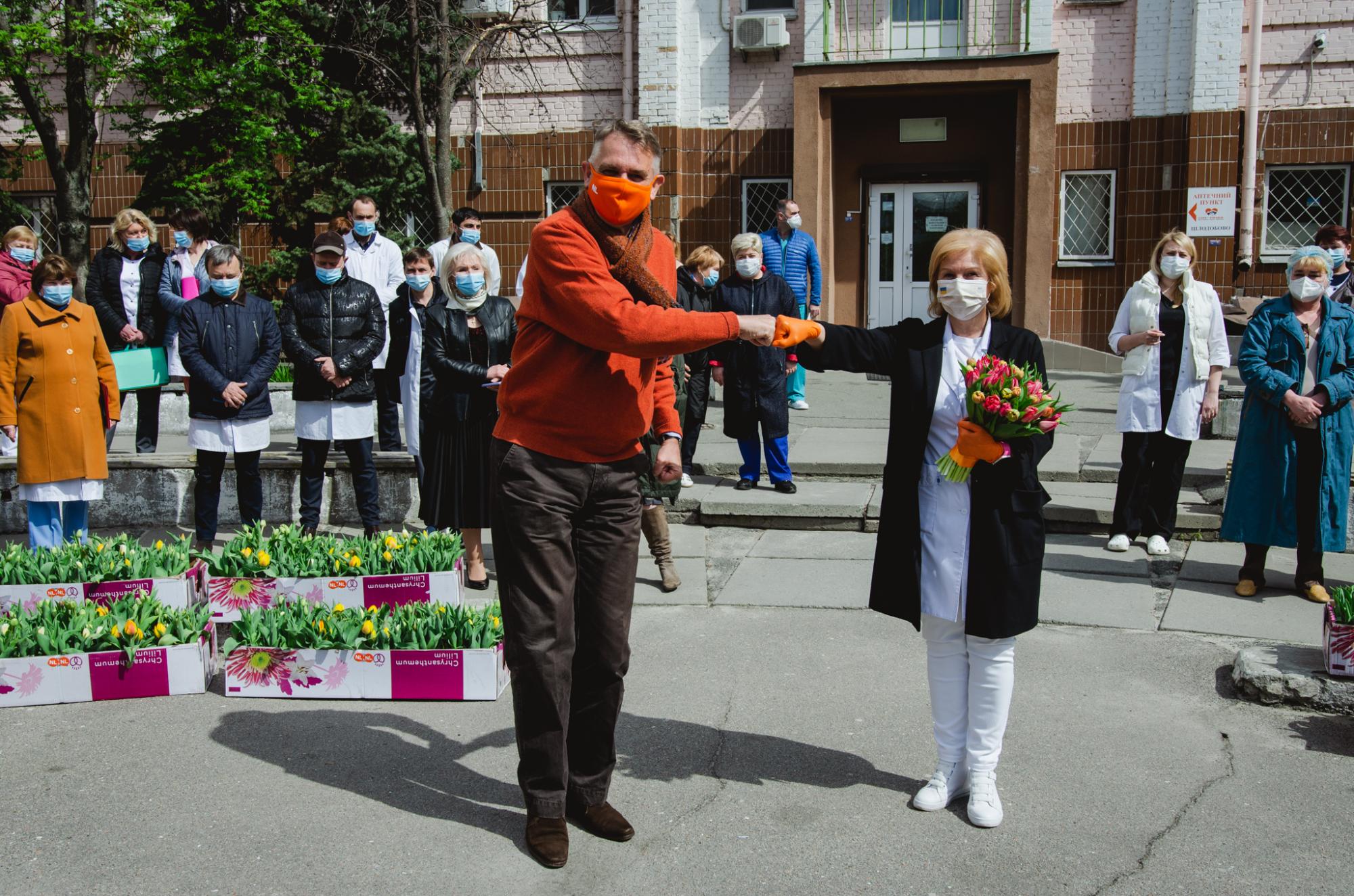 Посол Нидерландов задарил тюльпанами киевских врачей: трогательные фото