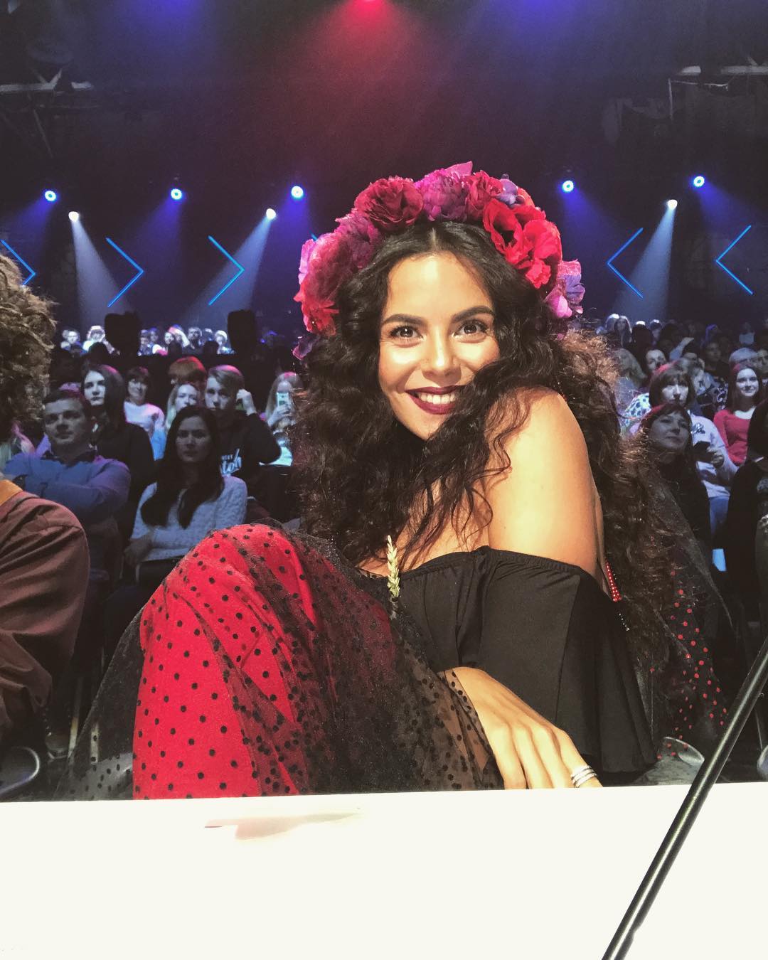 Декольте и венок: Настя Каменских восхитила ярким образом на Х-факторе