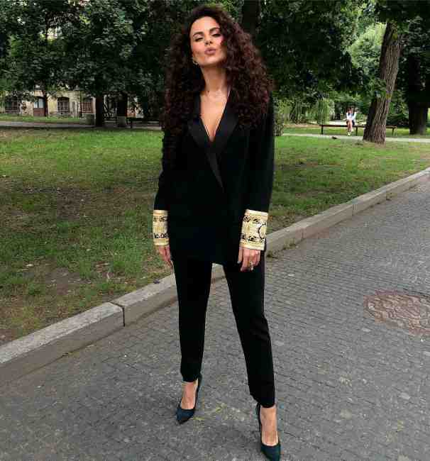 Настя Каменських в костюмі