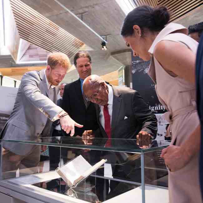 Меган Маркл з'явилася на світському заході в незвичному для неї образі