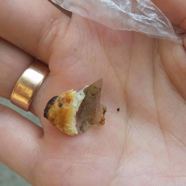 В полтавской поликлинике ребенку продали булочку с крупным осколком стекла