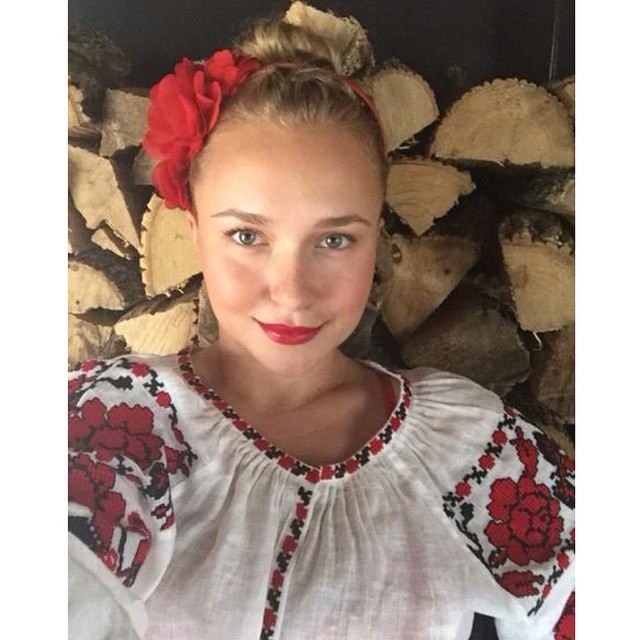 Мировые звезды в вышиванках: на них хочется смотреть снова и снова