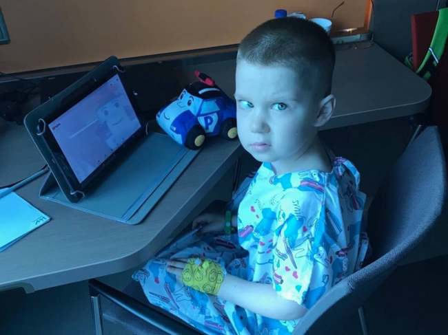 &quot;Не дышит, не ест и не двигается&quot;: Дмитрий Комаров просит помощи тяжелобольному мальчику