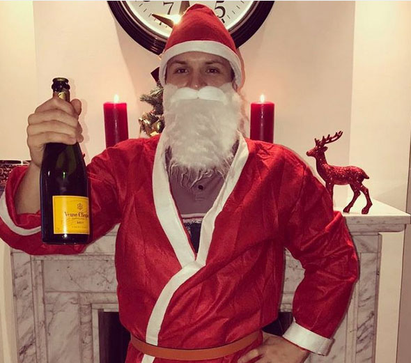 Коноплянка предстал перед фанатами в необычном новогоднем образе