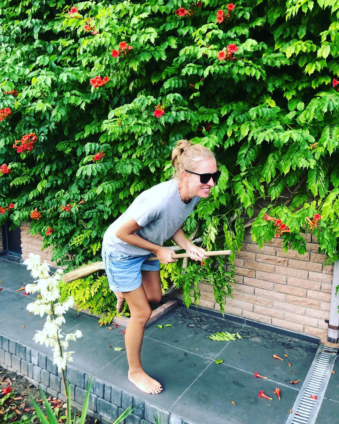 Катя Осадчая на метле