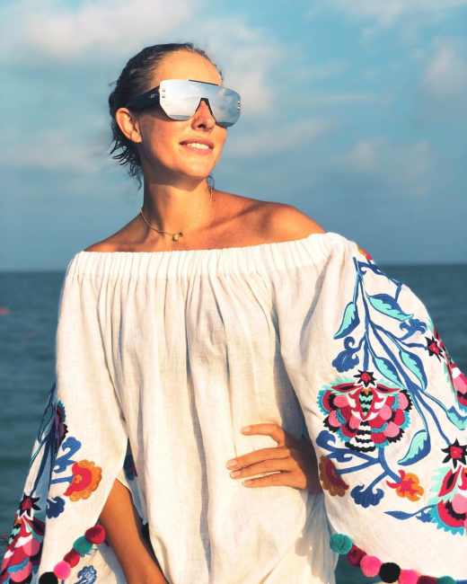 Катя Осадчая в ярком платье-вышиванке