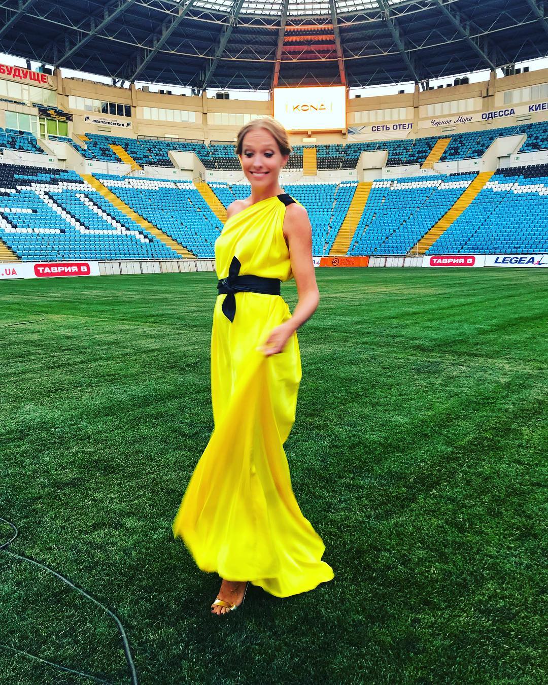 Катя Осадчая в желтом платье