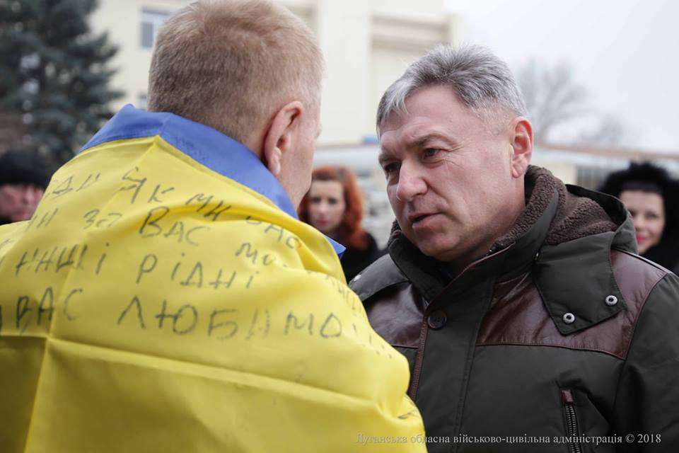 Трогательная встреча: в Луганской области встретили освобожденного из плена боевиков соотечественника
