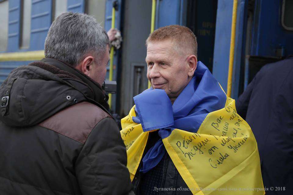 Зворушлива зустріч: в Луганській області зустріли звільненого з полону бойовиків співвітчизника
