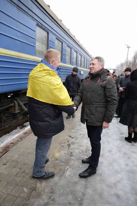 Трогательная встреча: в Луганской области встретили освобожденного из плена боевиков соотечественника