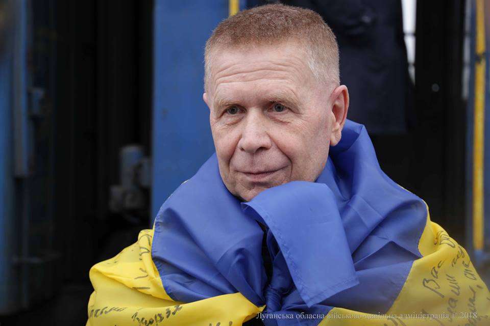 Зворушлива зустріч: в Луганській області зустріли звільненого з полону бойовиків співвітчизника