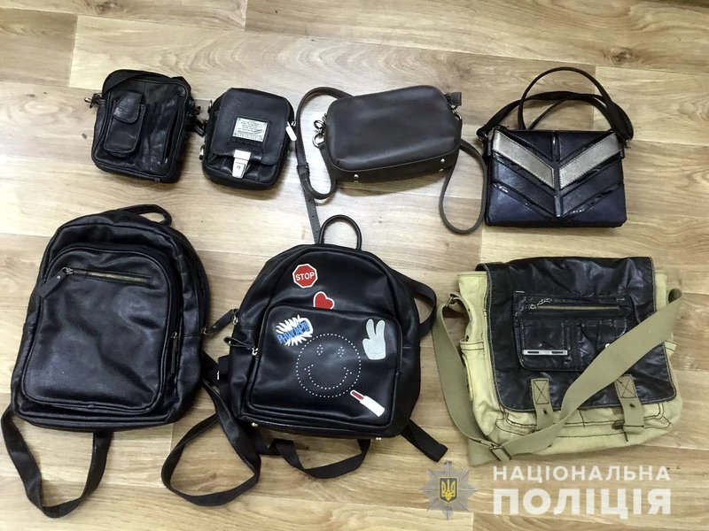 У Миколаєві злодійка обчистила пацієнтів лікарні: вкрала півсотні гаманців та сумок (фото)