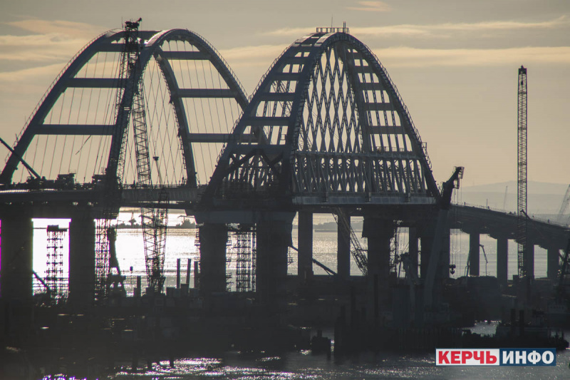З'явилися нові фото Керченського мосту: окупанти продовжують будівництво