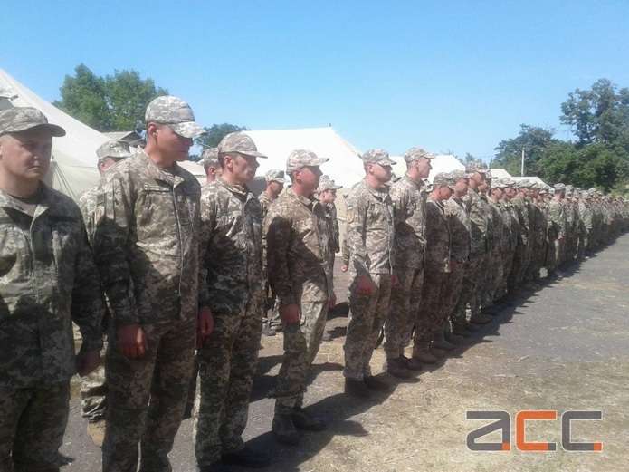 В Чернівцях зворушливо зустріли військових, які повернулися з зони АТО (фото)