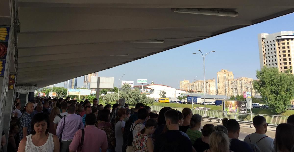 Пассажиры падали и задыхались: в столичном метро произошел сбой