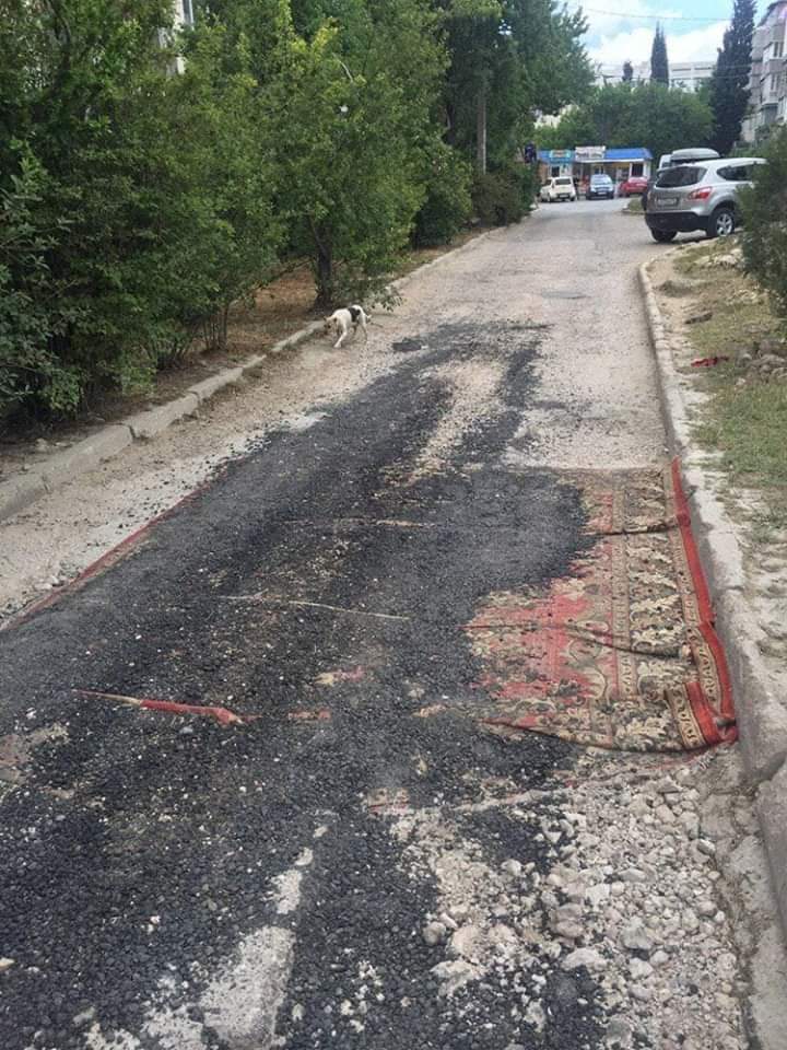 У Криму креативно вирішили питання асфальтування доріг: фотофакт