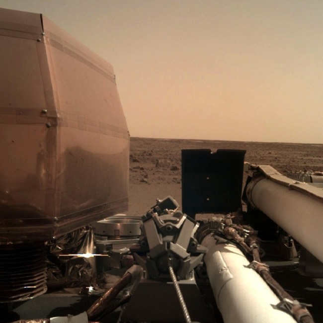 Историческое фото: зонд InSight сделал первое селфи на Марсе