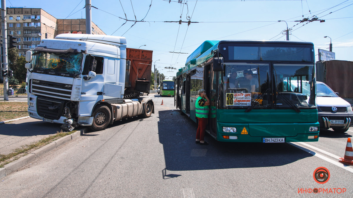 У Дніпрі фура протаранила рейсовий автобус: госпіталізували 2 пасажирів (відео)