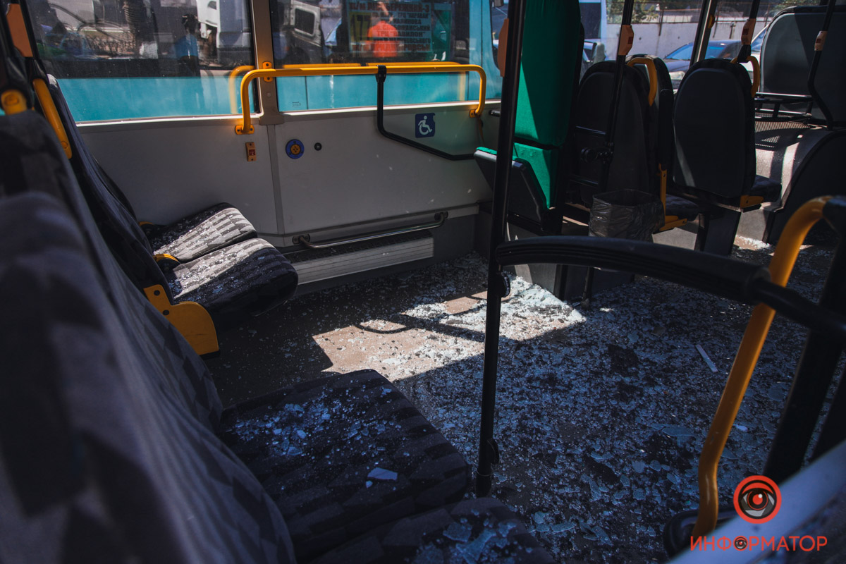 У Дніпрі фура протаранила рейсовий автобус: госпіталізували 2 пасажирів (відео)