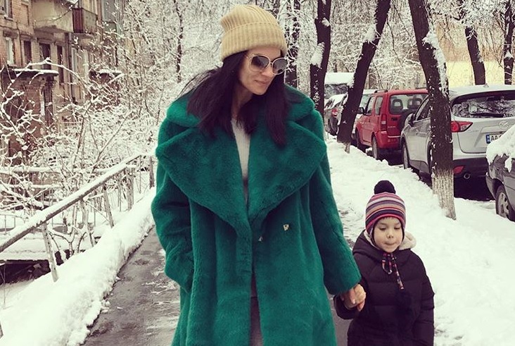 "Яскрава жінка на тлі скромного чоловіка": Маша Єфросиніна вийшла на прогулянку в шубі за 20 тис. грн