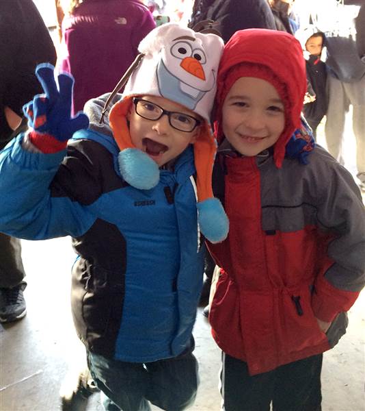 Хворий на рак 6-річний хлопчик продає какао, щоб допомогти іншим дітям