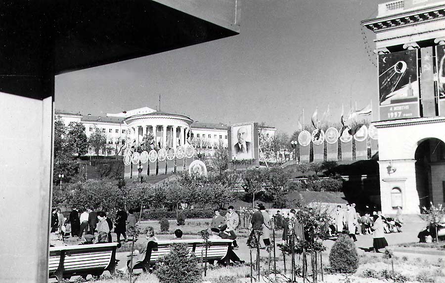 Вид на Октябрьский дворец с площади Калинина 