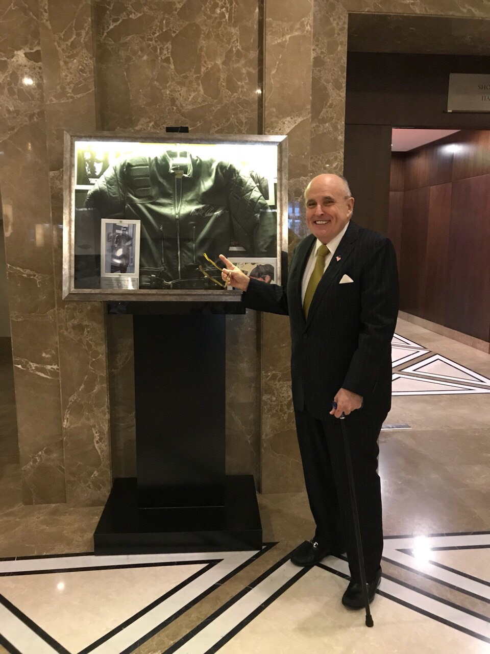 Знаменитый экс-мэр Нью-Йорка сфотографировался в Харькове с курткой Терминатора