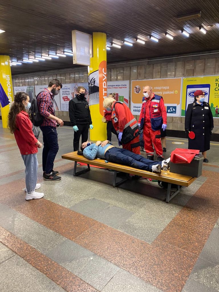 В метро Киева произошло ЧП: мужчину откачивали неравнодушные пассажиры (фото)