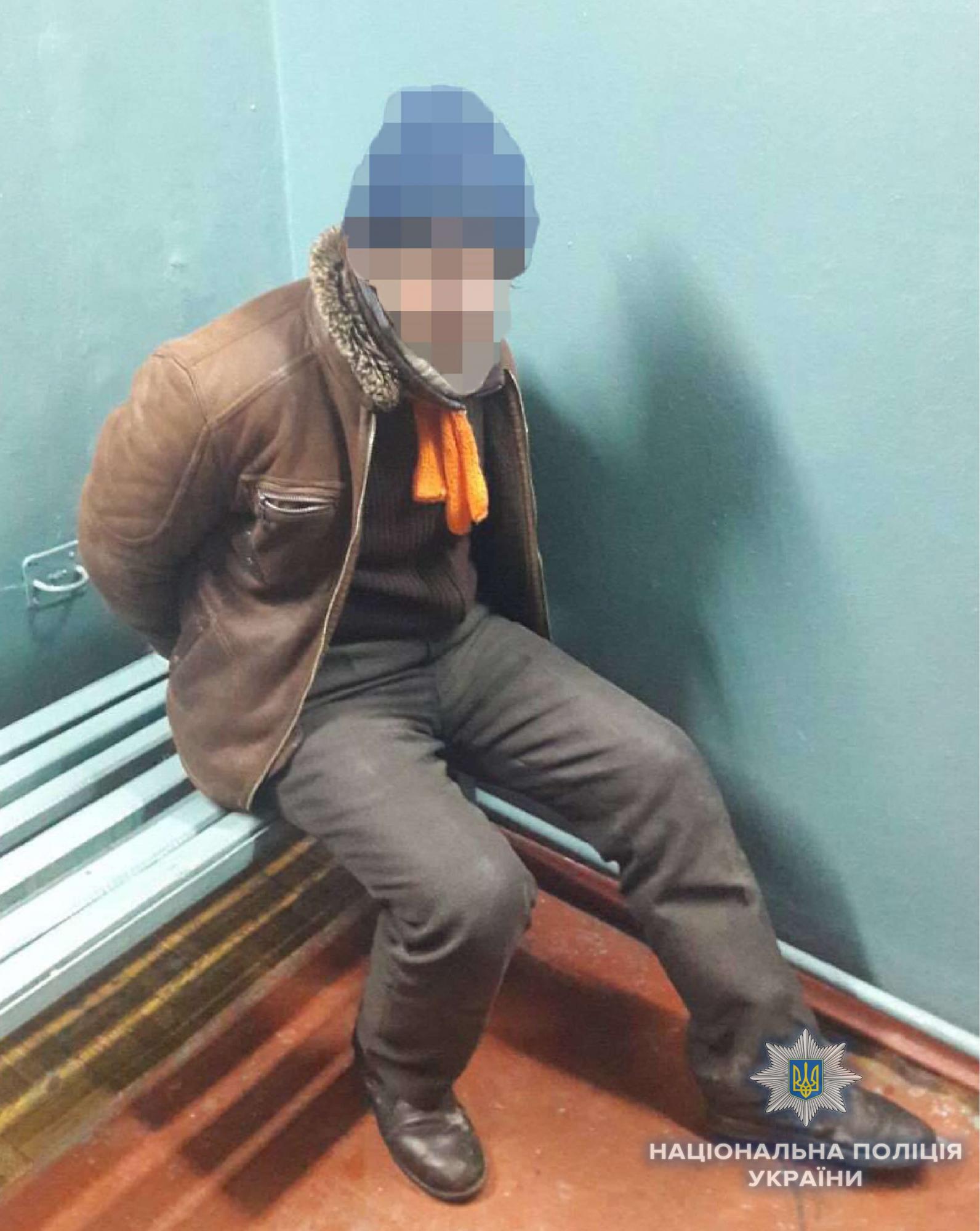 В центре Киева бездомный избил полицейского (фото)