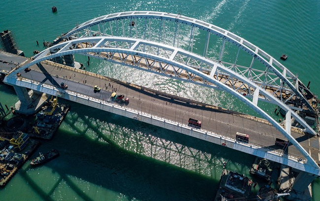 "Доведеться знести": російський опозиційний політик розповів про майбутнє Керченського мосту