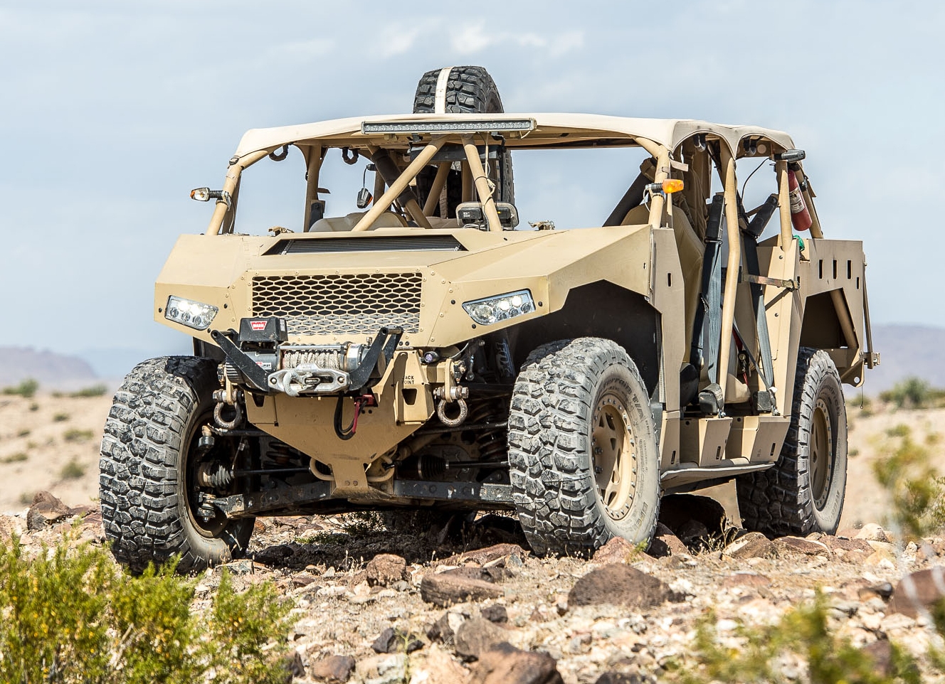 Киевские волонтеры построили на базе "ЛуАЗ" транспорт для оперативной эвакуации раненных с поля боя