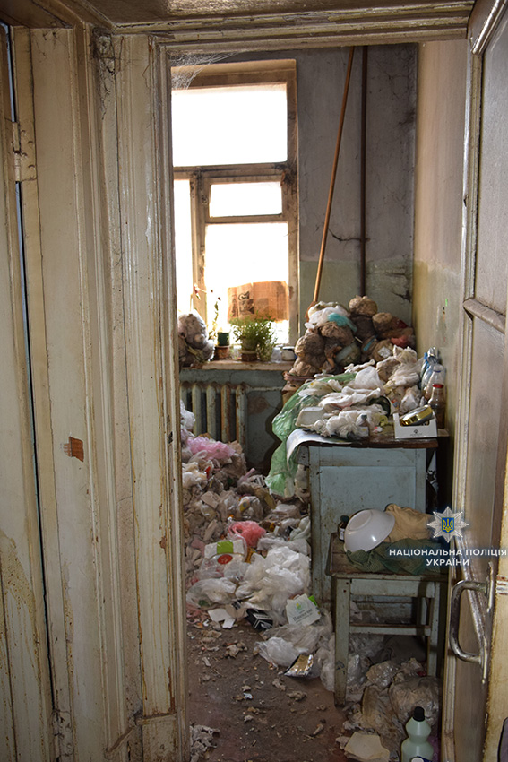 В Николаеве женщина 30 лет жила с мумией своей матери (фото)