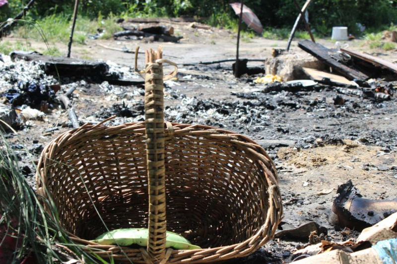 Погром в ромском лагере: знакомые потерпевших обвиняют группу молодых людей в масках (фото)