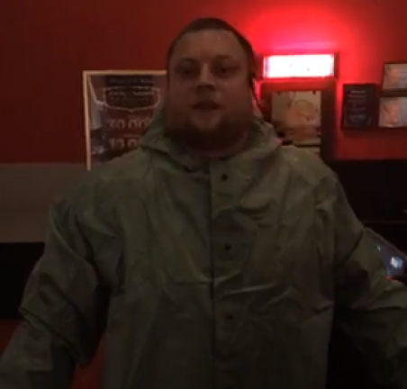 &quot;Лечу людей от игромании&quot;: активисты измазали &quot;целебной грязью&quot; казино в Одессе