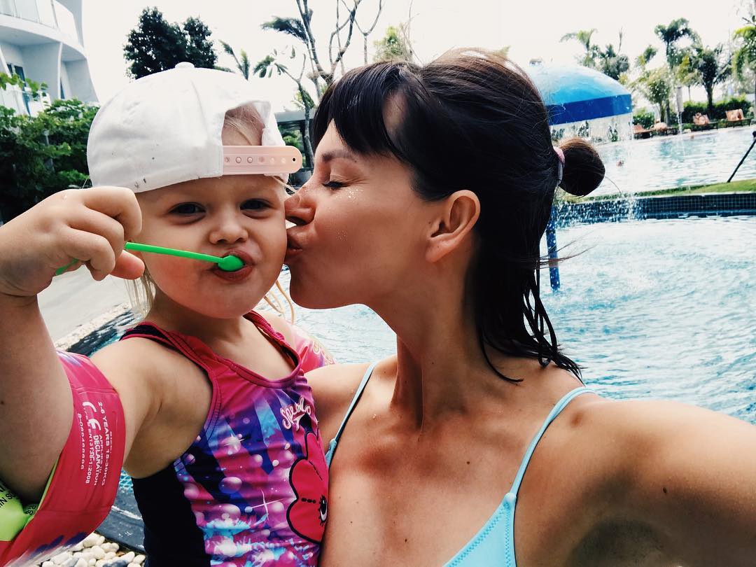 &quot;Я все время плакала&quot;: известная ведущая уходит из &quot;Орла и Решки&quot; ради дочери