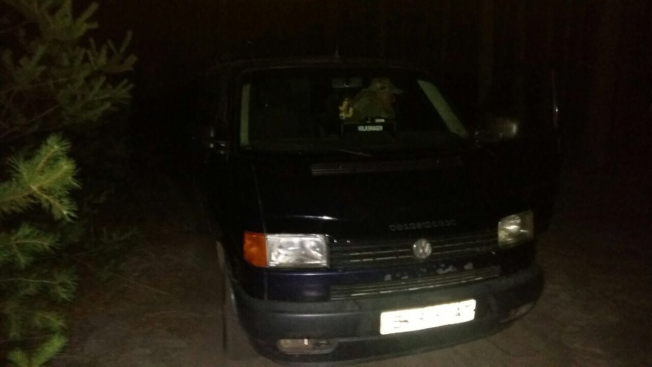 Украинцы везли в Беларусь контрабандное сало на коне