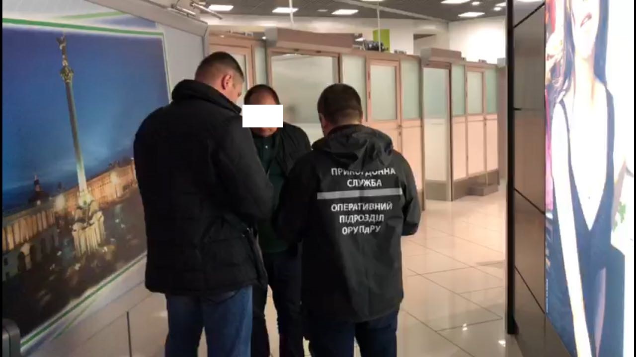 В аэропорту "Киев" задержали иностранца, который вез украинок в секс-рабство в Испанию