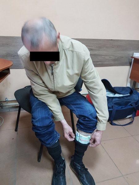 Прикордонники: літній чоловік сховав 25 тисяч євро "незвичайному місці