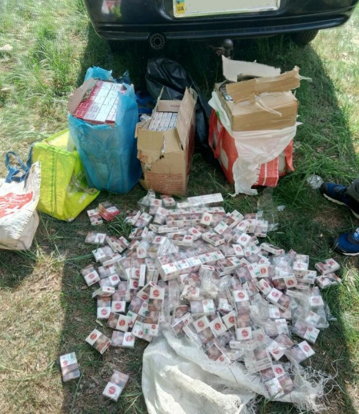 800 пачок сигарет: прикордонники виявили новий спосіб транспортування контрабанди