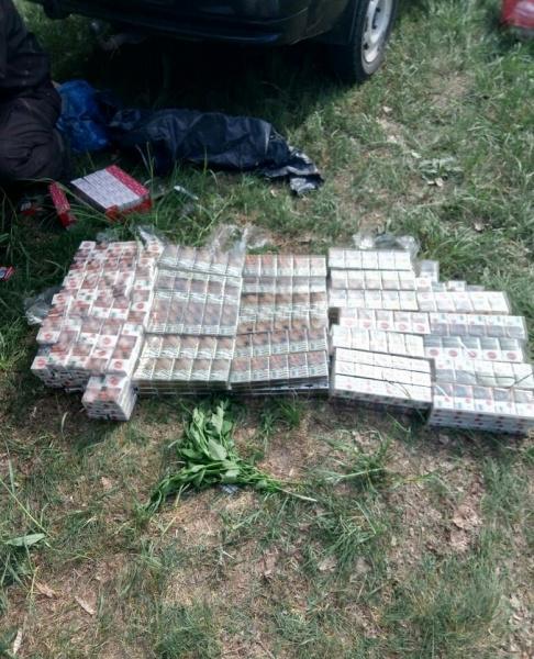800 пачок сигарет: прикордонники виявили новий спосіб транспортування контрабанди