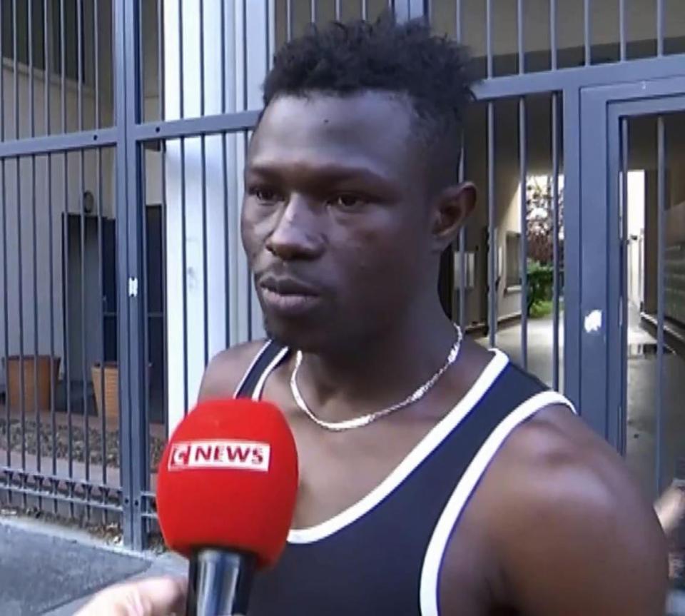 В Париже мигрант спас ребенка, сорвавшегося из окна, и стал национальным героем (видео)