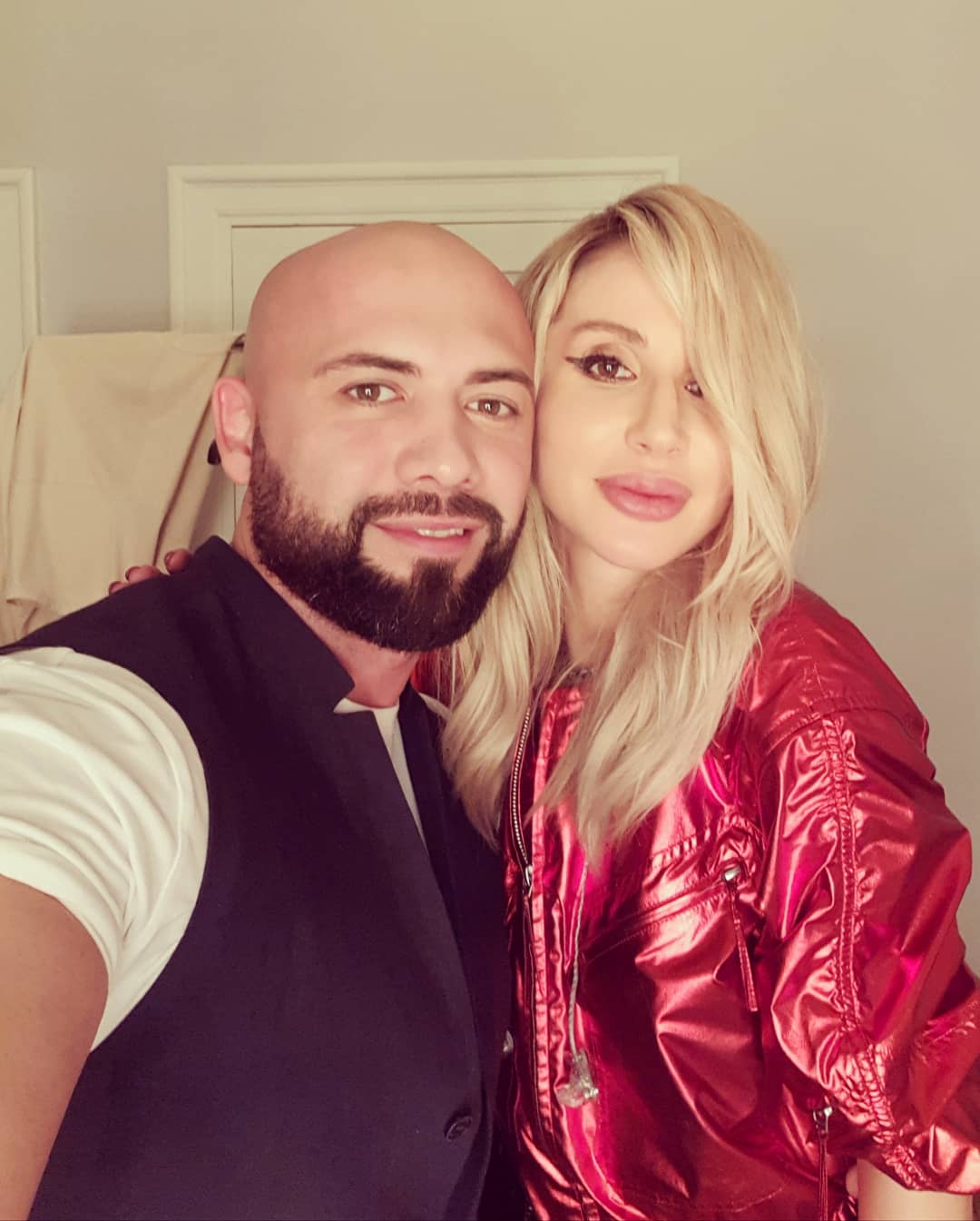 Она его целует: Лобода "засветилась" с новым мужчиной (фото)