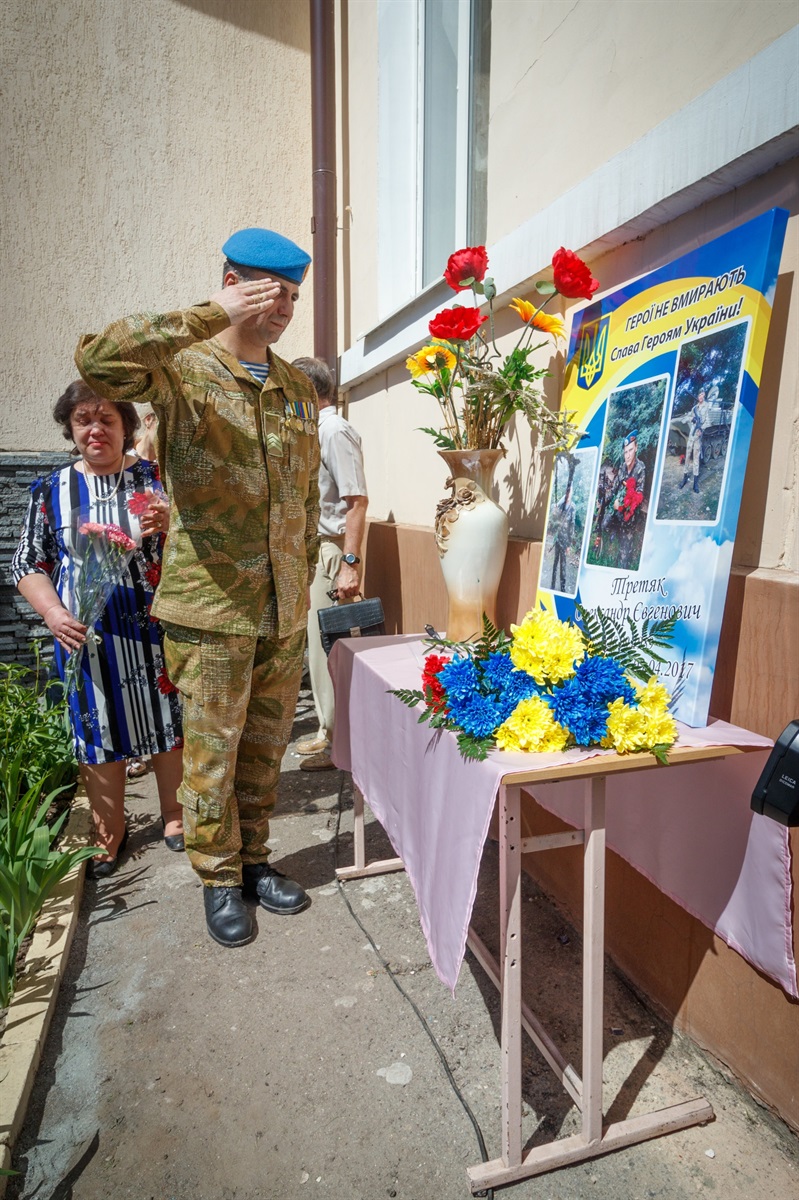 "Пошел в первых рядах": в Днепре открыли мемориальную доску погибшему бойцу АТО (фото)