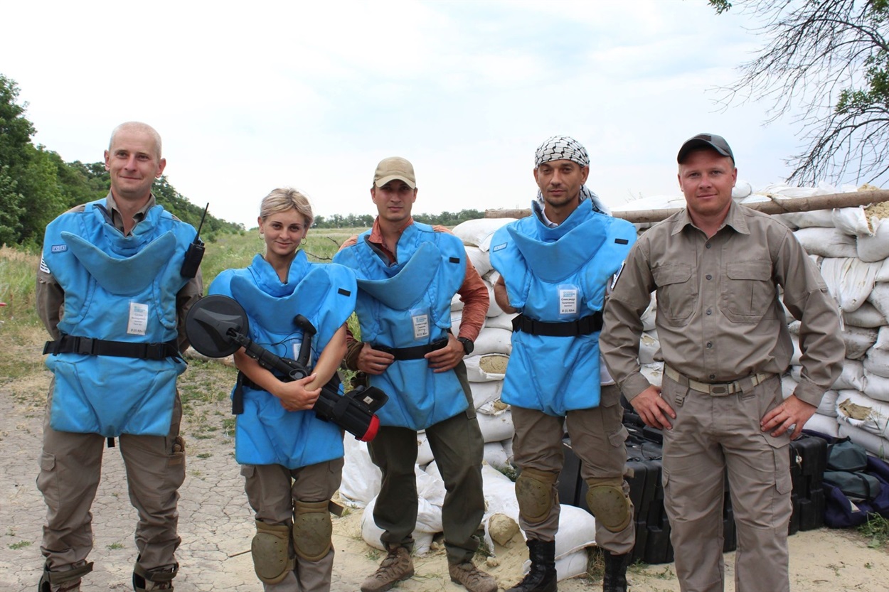 "Было страшно": молодая женщина рассказала, как освоила новую профессию и стала "чистить" родную землю от мин